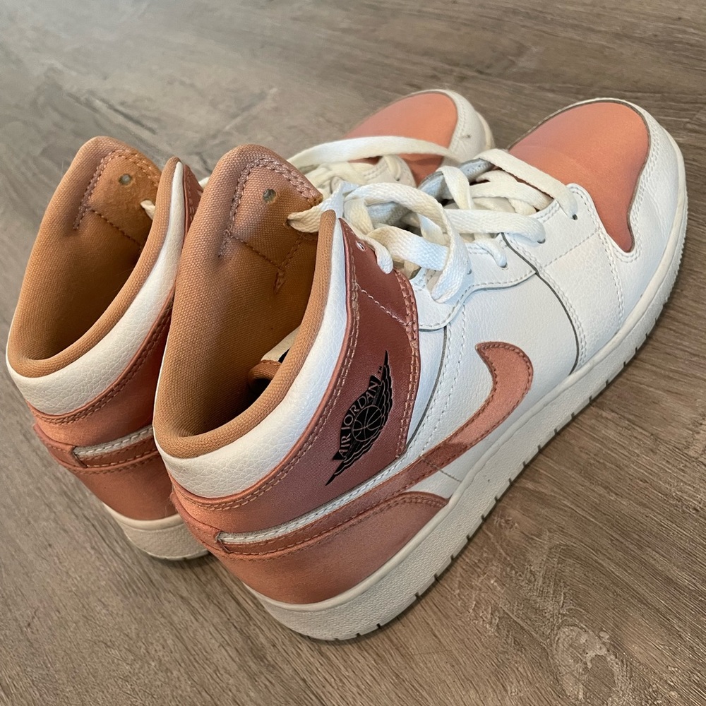 Nike Air Jordan 1 - white and rose gold
